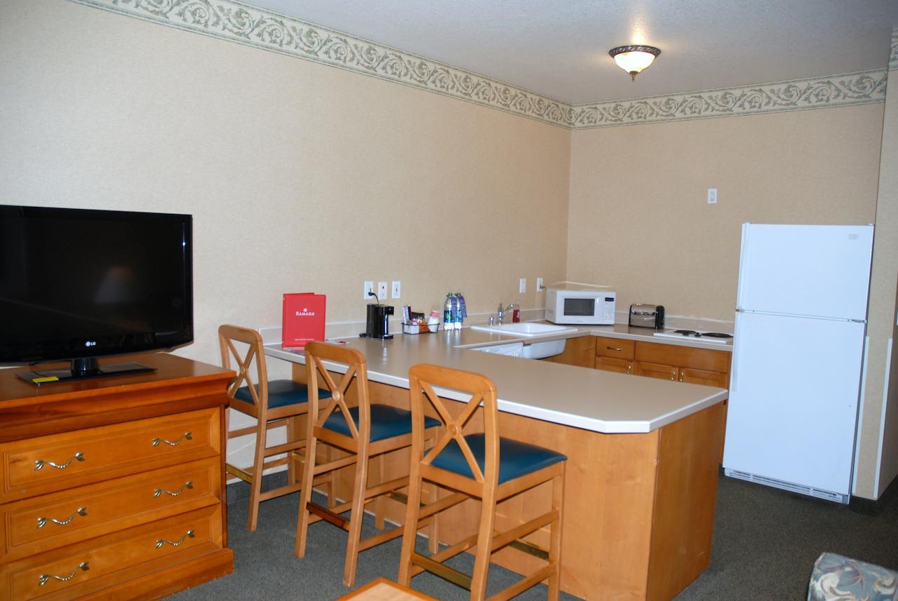 Ramada By Wyndham Olympia Hotel Cameră foto A typical kitchen in a typical hotel room